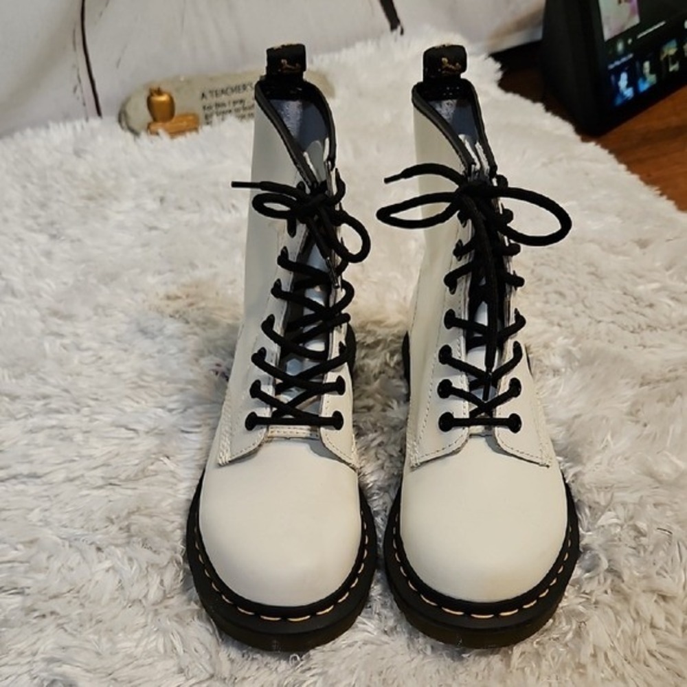 Dr. Martens 1460 Smooth White Combat‎ Boots Iconic Lace Up Ankle Boots,  SIZE 6